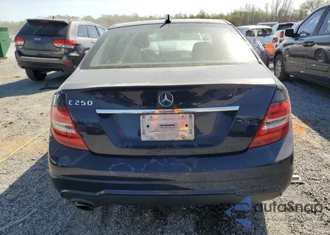 2012 Mercedes-Benz C 250 z USA, uszkodzony, nr VIN WDDGF4HB2CR240408